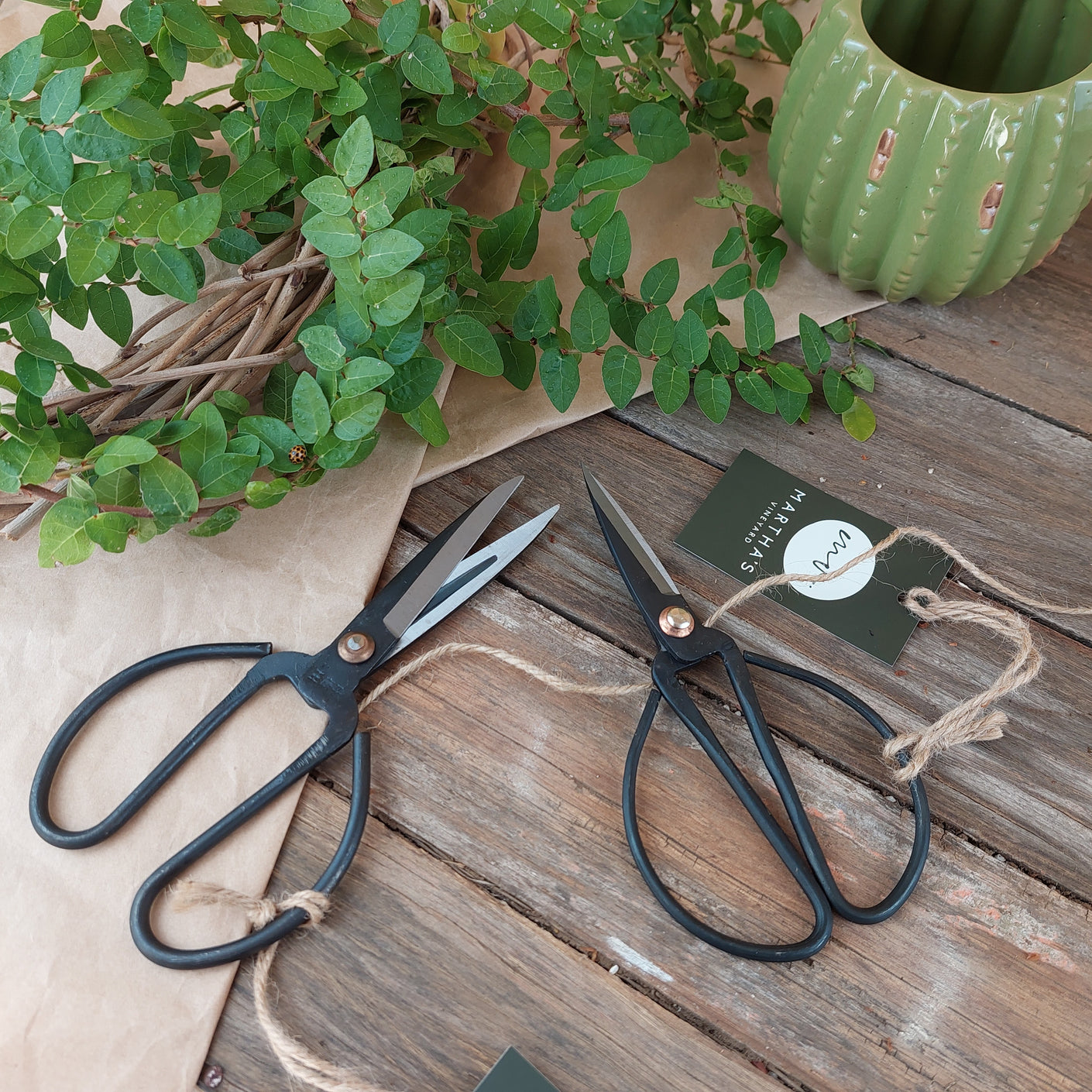 Load image into Gallery viewer, MARTHA'S VINEYARD Garden & Florist Scissors with Sheath - Medium