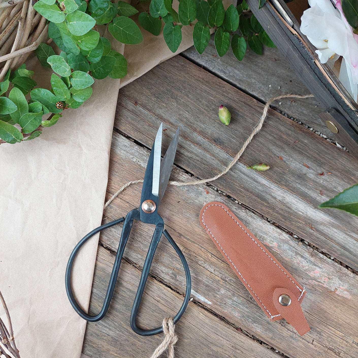 Load image into Gallery viewer, MARTHA'S VINEYARD Garden & Florist Scissors with Sheath - Medium
