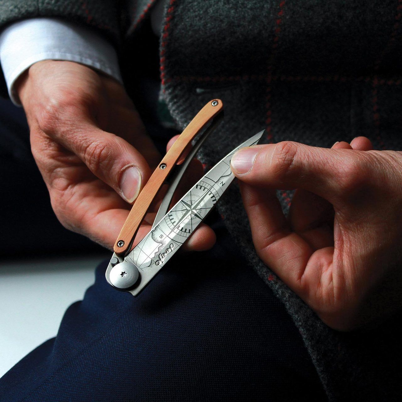 Load image into Gallery viewer, DEEJO Olivewood  Knife 37g - Terra Incognita