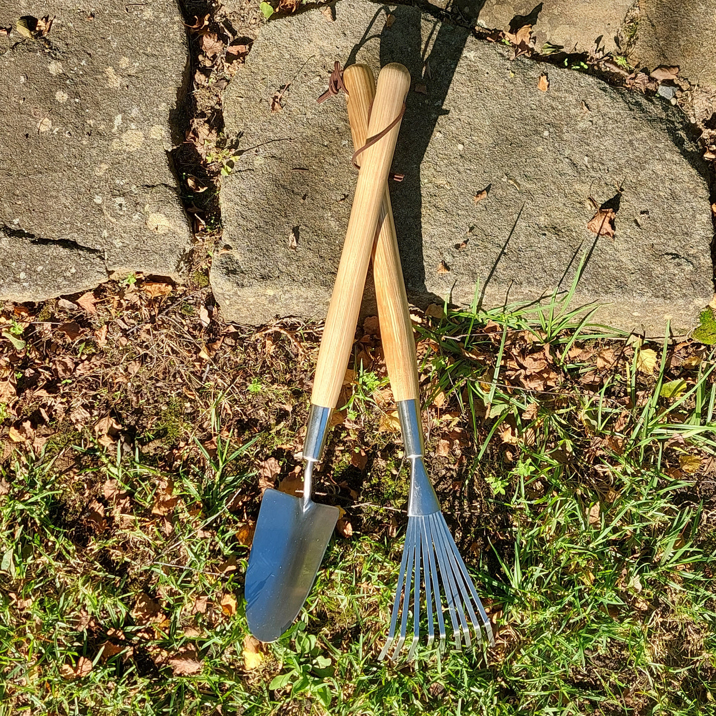 Load image into Gallery viewer, MARTHA'S VINEYARD EasyReach Trowel - Stainless Steel