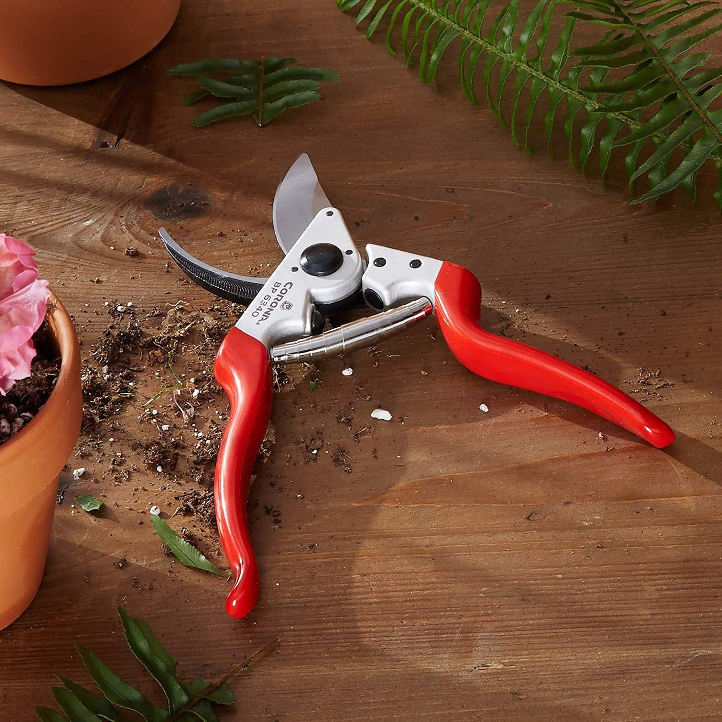 Load image into Gallery viewer, CORONA Forged Aluminum Bypass Pruner Secateurs LEFT HAND - 1 inch capacity