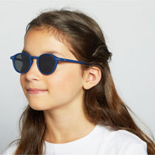 Load image into Gallery viewer, IZIPIZI Sun Junior Navy Blue on girl