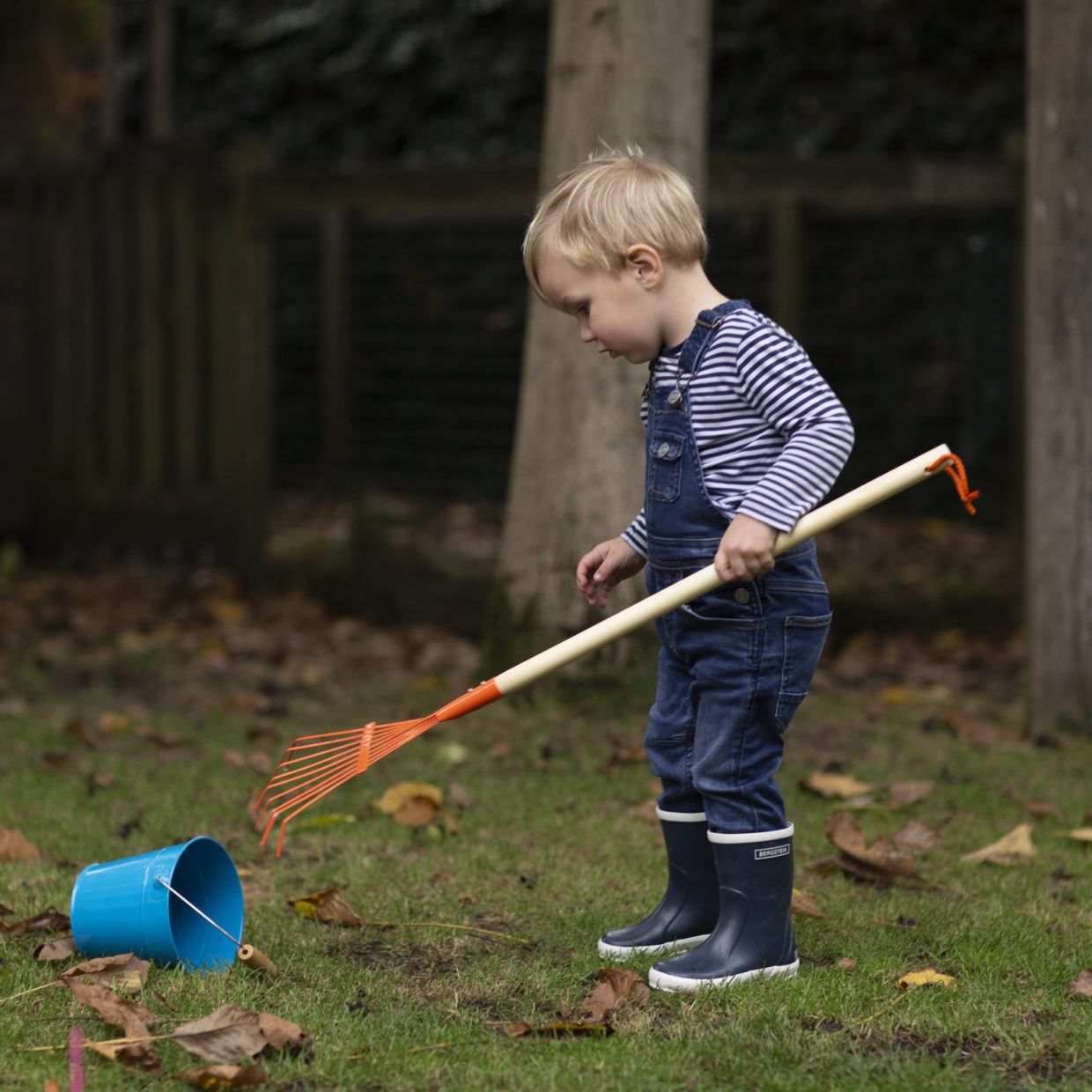 Load image into Gallery viewer, ESSCHERT DESIGN Children's Lawn Rake - Orange
