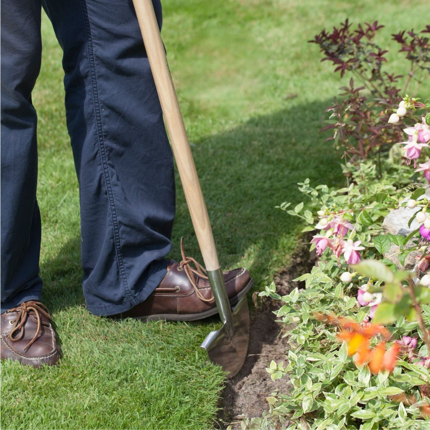 Load image into Gallery viewer, BURGON & BALL | Half Moon Lawn Edger in use