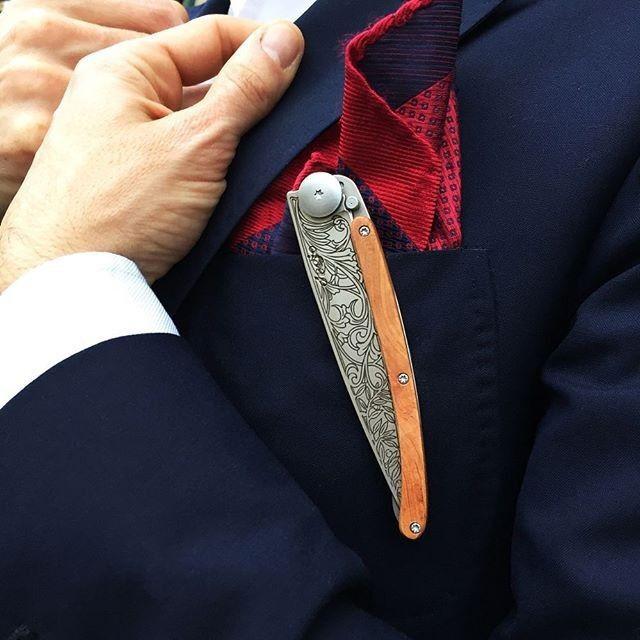 Load image into Gallery viewer, DEEJO KNIFE | Juniper Wood 37g - Art Nouveau in use