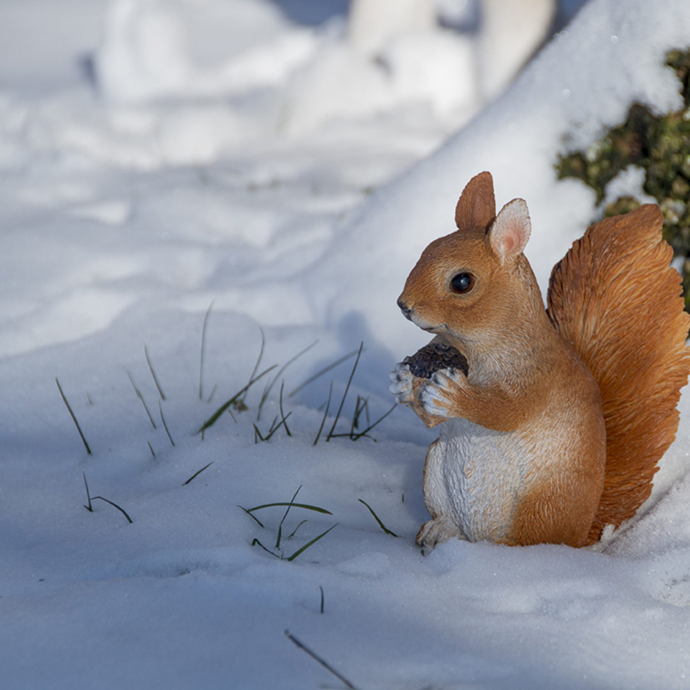 Load image into Gallery viewer, ESSCHERT DESIGN Sitting Squirrel Statue - Small