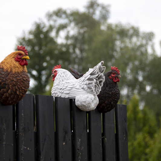 ESSCHERT DESIGN Sitting Fence Chicken Statue - Set of 3