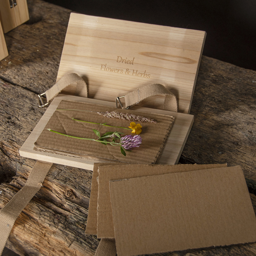 Load image into Gallery viewer, ESSCHERT DESIGN Flowers &amp; Herbs Press w/ Straps