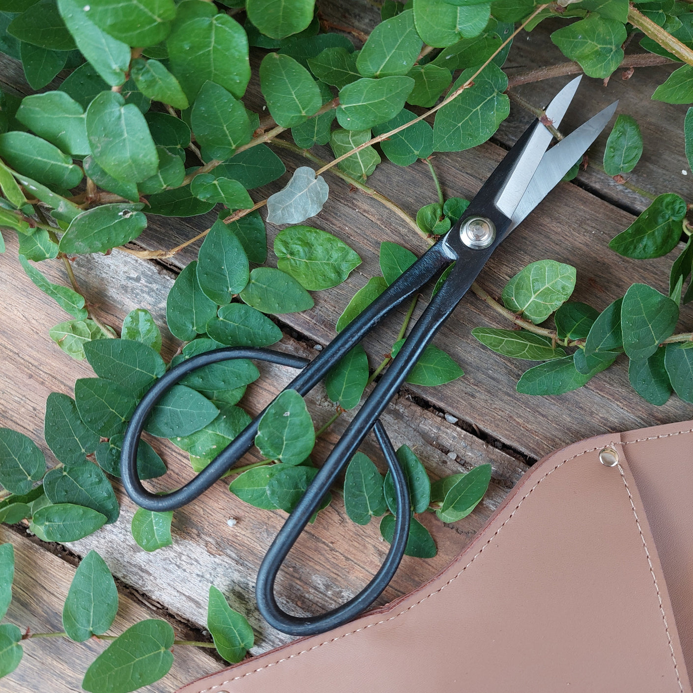 Load image into Gallery viewer, MARTHA&#39;S VINEYARD Garden &amp; Florist Trimming Scissors with Sheath