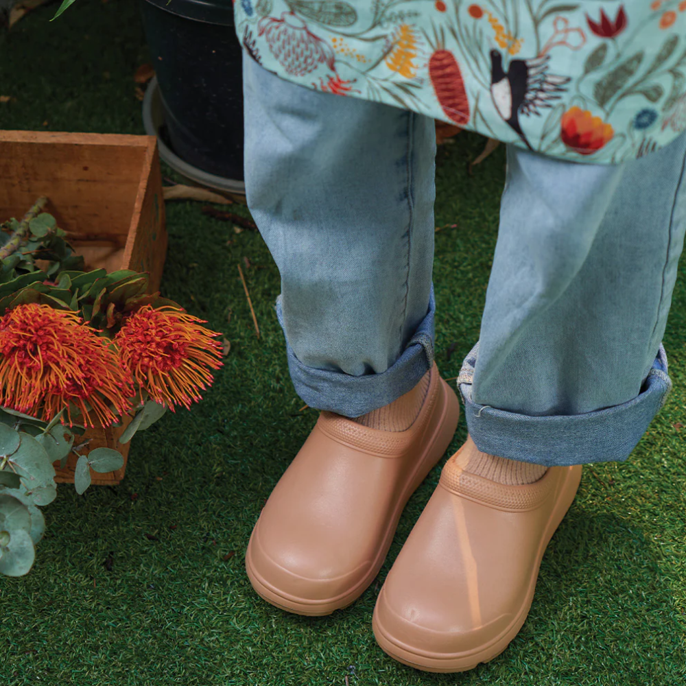 Load image into Gallery viewer, ANNABEL TRENDS Gummies Sherpa Lined Clog - Sand