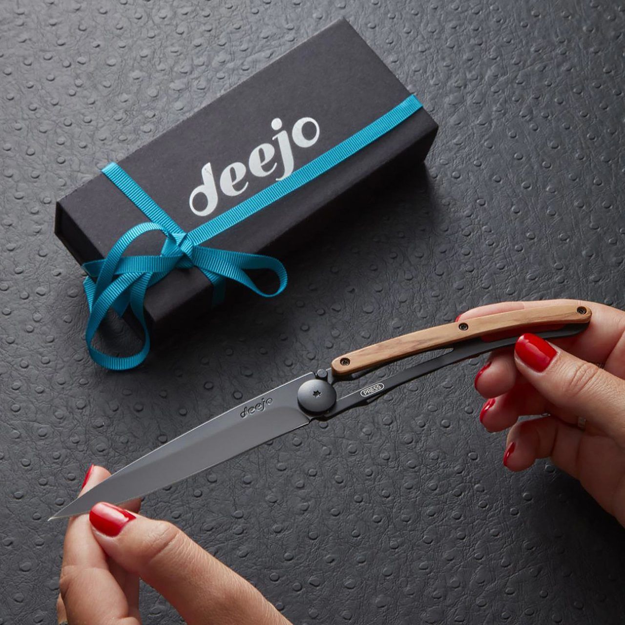 Load image into Gallery viewer, DEEJO Classic Wood Knife 37g - Black Olive Wood