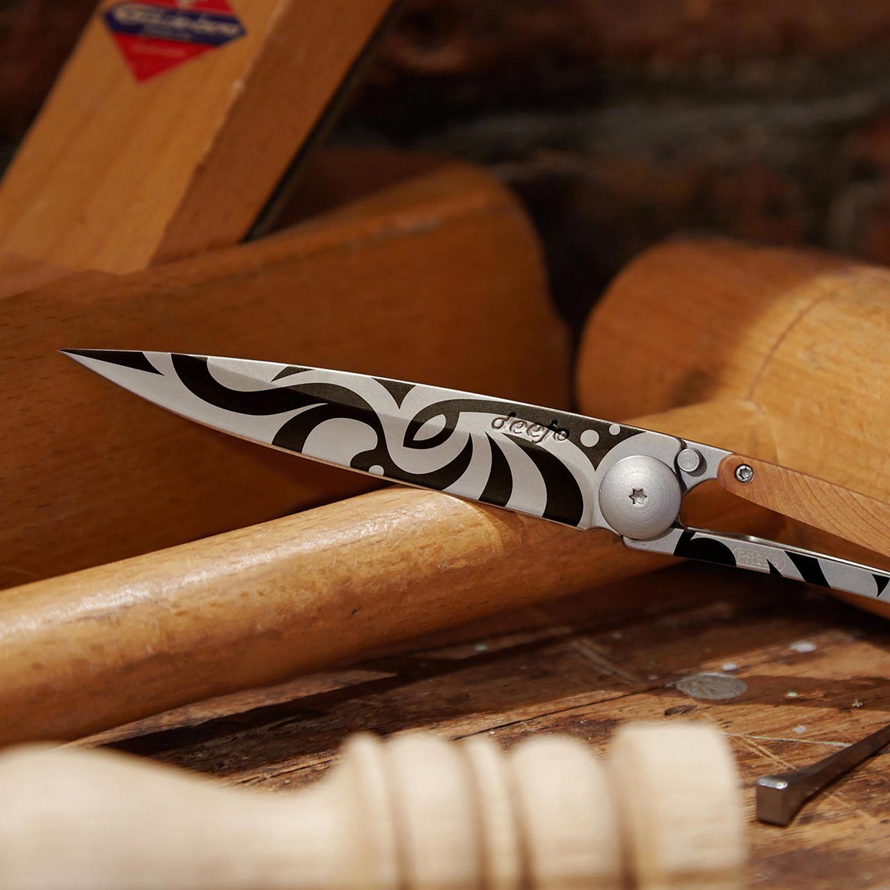 Load image into Gallery viewer, DEEJO Juniper Wood Knife 37g - Tribal