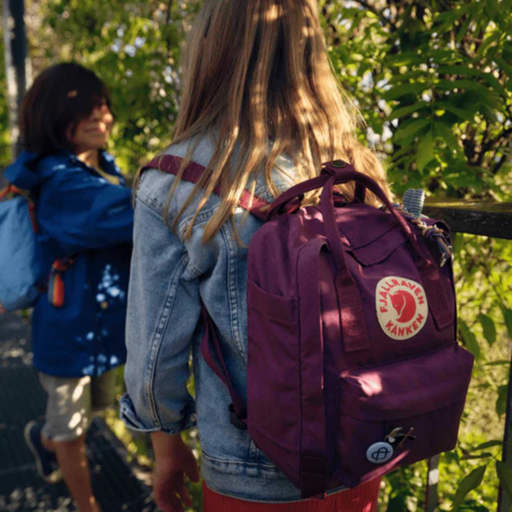 Load image into Gallery viewer, FJÄLLRÄVEN Kånken Mini Backpack - Blackberry