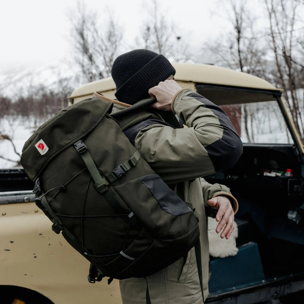 Load image into Gallery viewer, FJALLRAVEN Skule 26 Day Backpack - Black