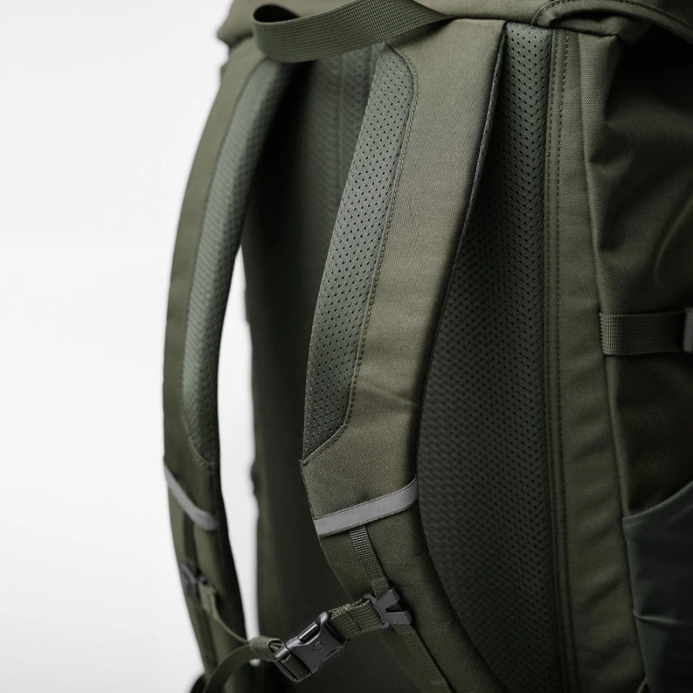 Load image into Gallery viewer, FJALLRAVEN Skule 26 Day Backpack - Black