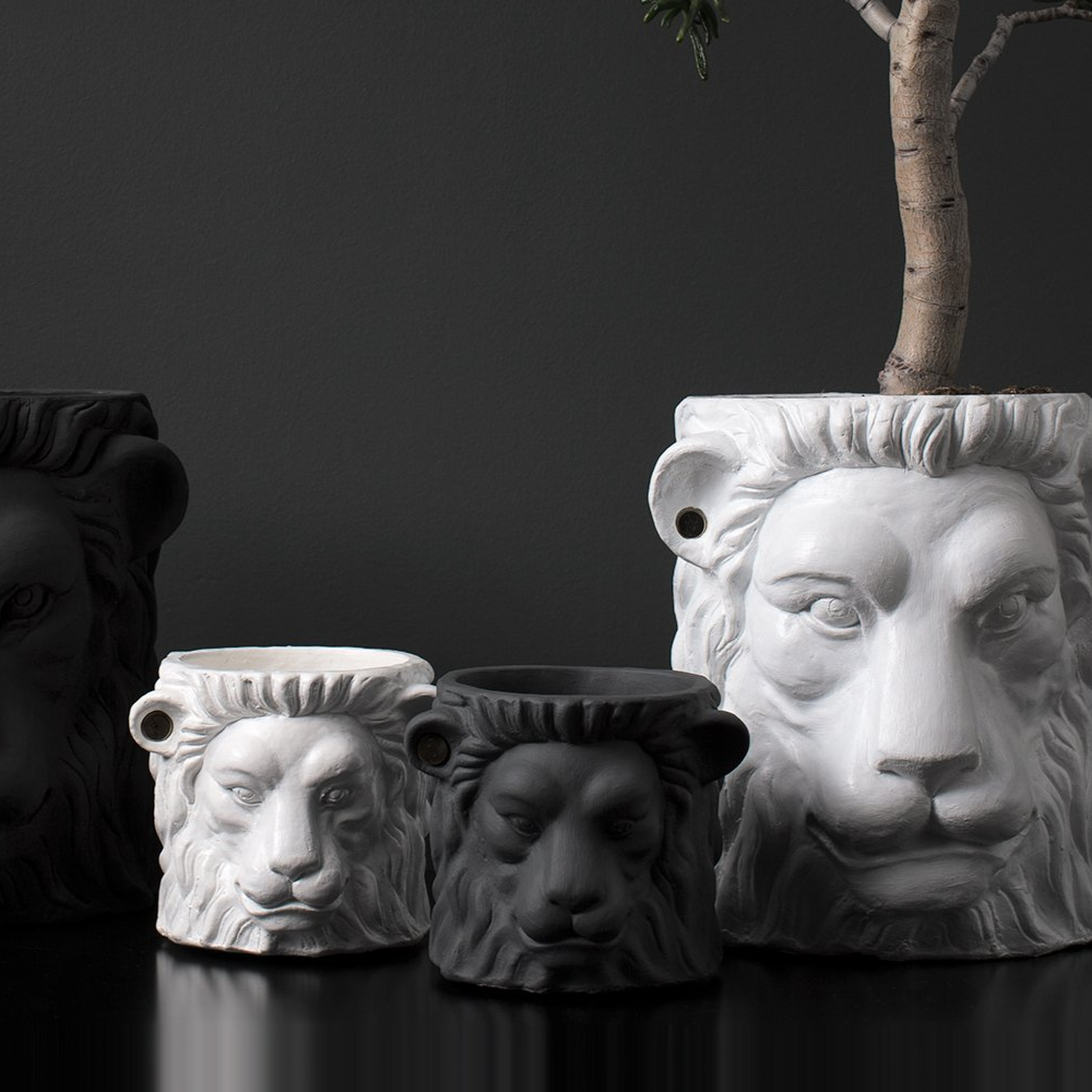 Load image into Gallery viewer, GARDEN GLORY Lion Pot Small - Black