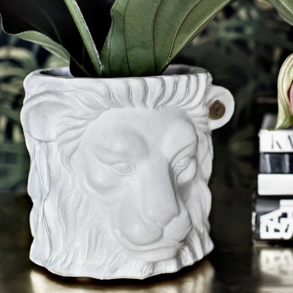 Load image into Gallery viewer, GARDEN GLORY Lion Pot Small - White