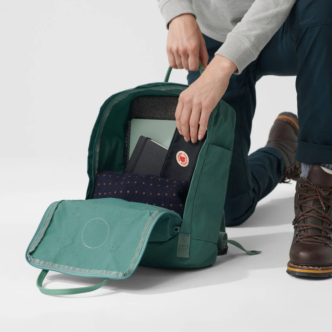 Load image into Gallery viewer, FJÄLLRÄVEN Kånken Day Backpack - Navy