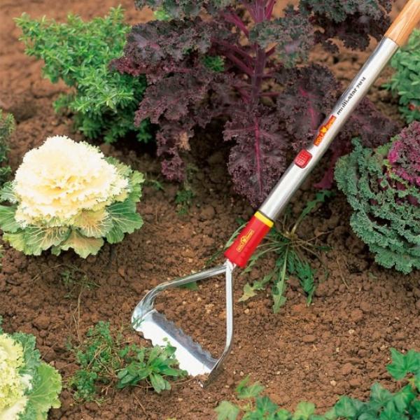WOLF GARTEN | Multi-change Push and Pull Weeder in action