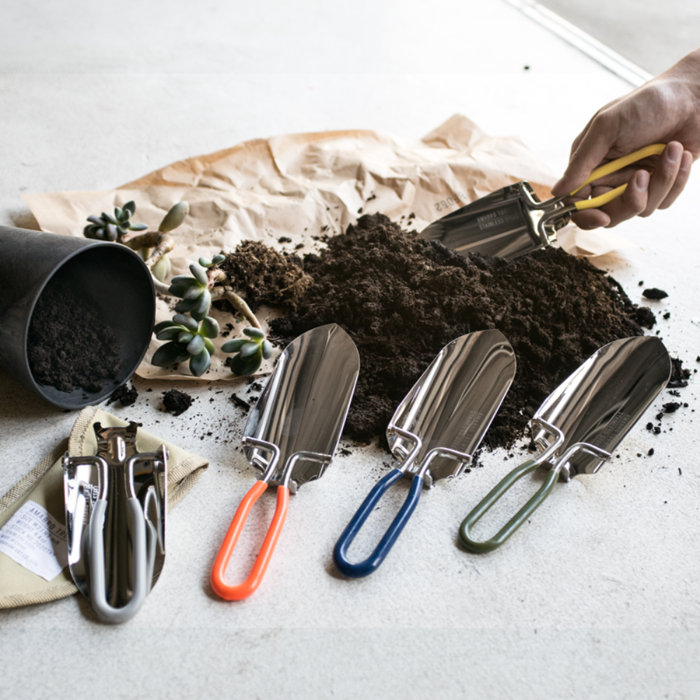 Load image into Gallery viewer, AMABRO Folding Trowel - Orange