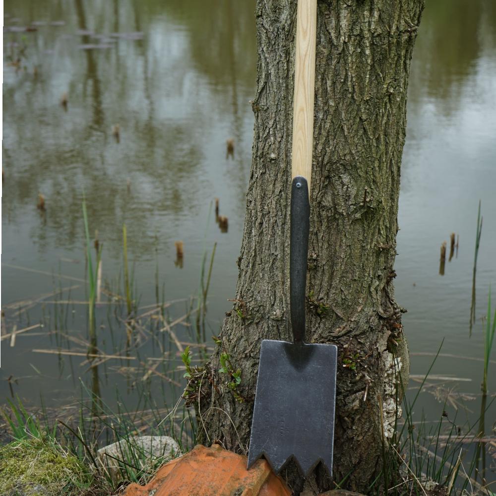 Load image into Gallery viewer, DEWIT Shark Teeth Shovel - 80cm Ash T-Handle