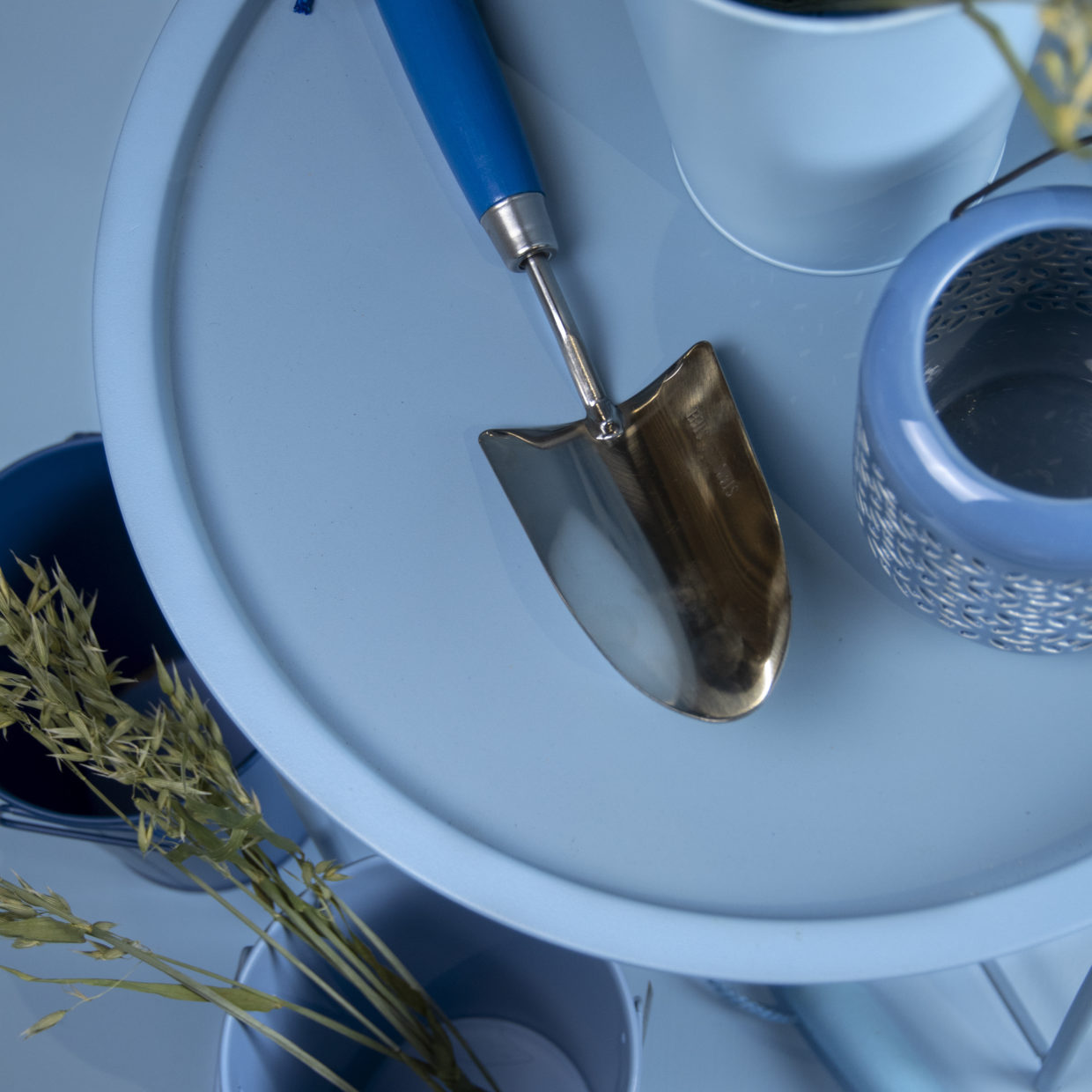 Load image into Gallery viewer, ESSCHERT DESIGN &#39;Blue Shades&#39; Stainless Steel Hand Trowel - Marine Blue