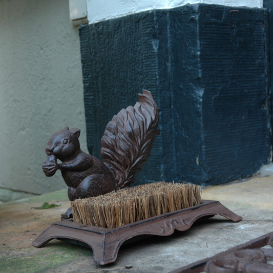 ESSCHERT DESIGN Bootscraper Squirrel