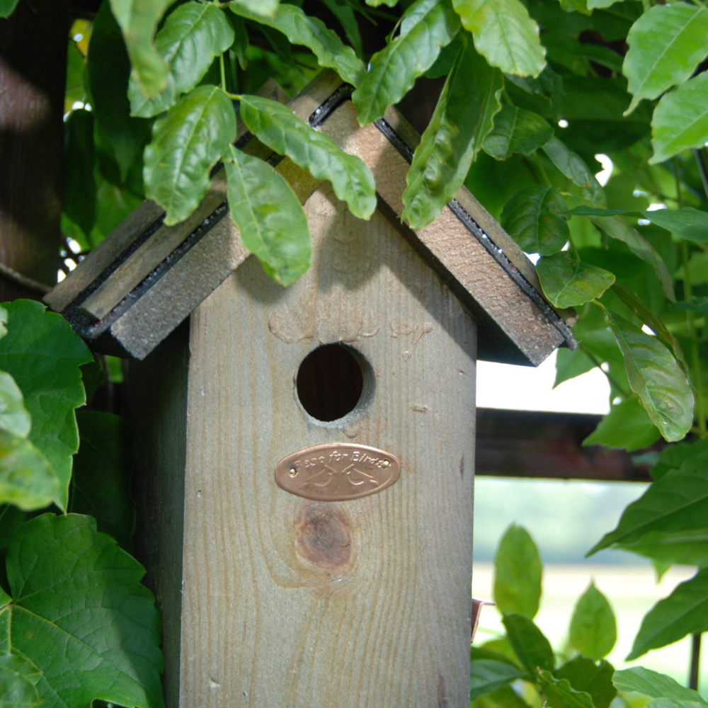 Load image into Gallery viewer, ESSCHERT DESIGN Wren Nesting Box With Bitumen Roof