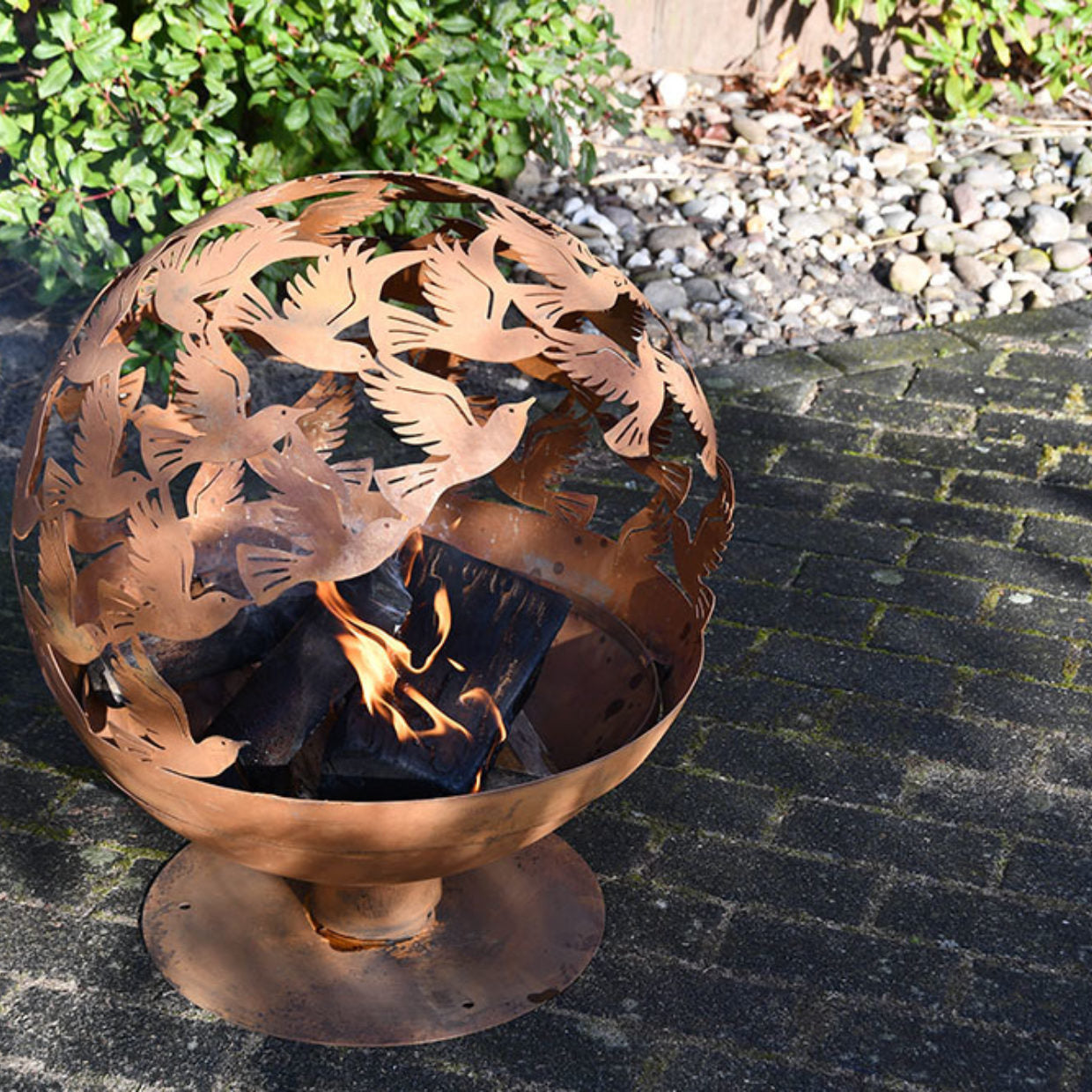 Load image into Gallery viewer, ESSCHERT DESIGN Fire Ball Pre-Rusted Laser Cut - Birds