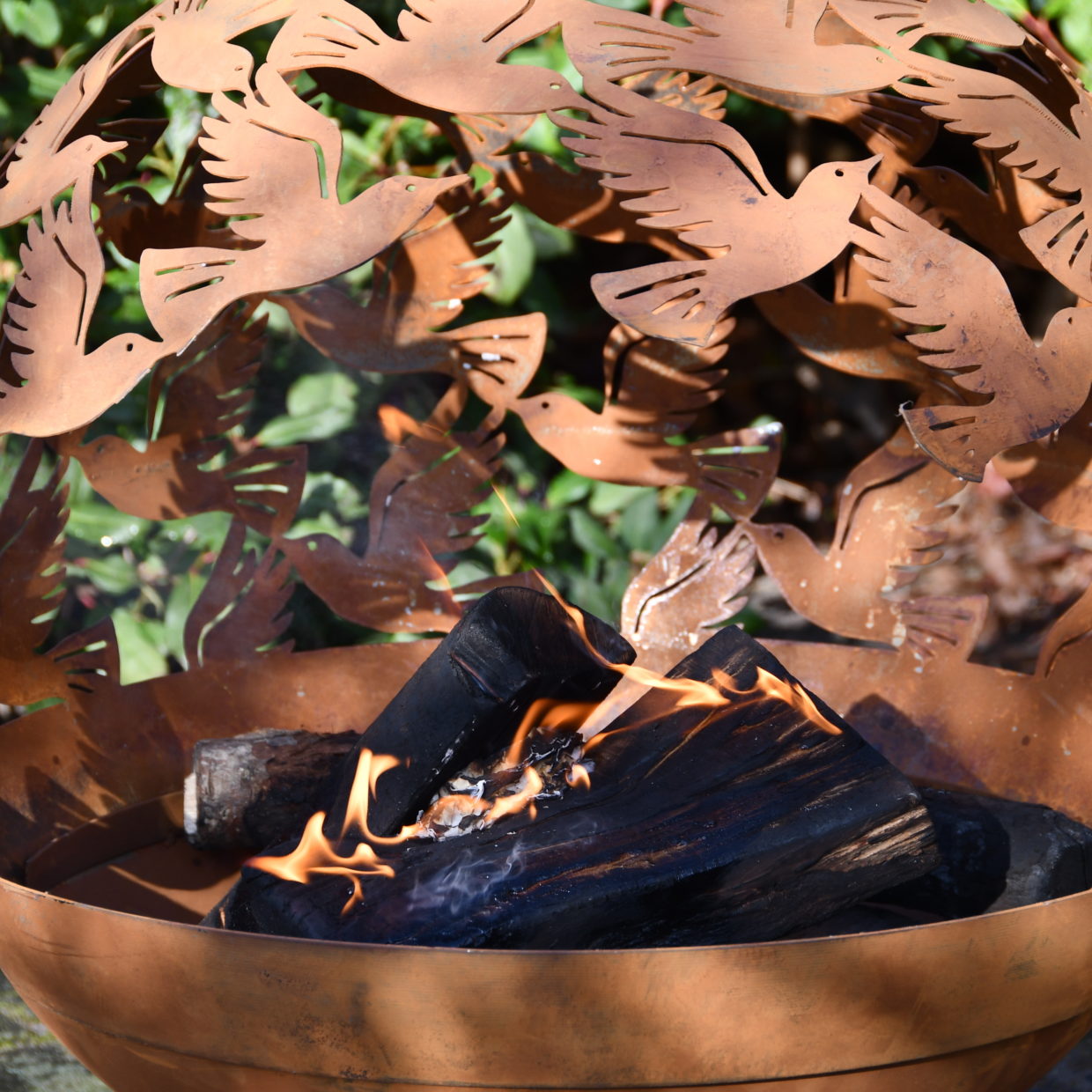 Load image into Gallery viewer, ESSCHERT DESIGN Fire Ball Pre-Rusted Laser Cut - Birds