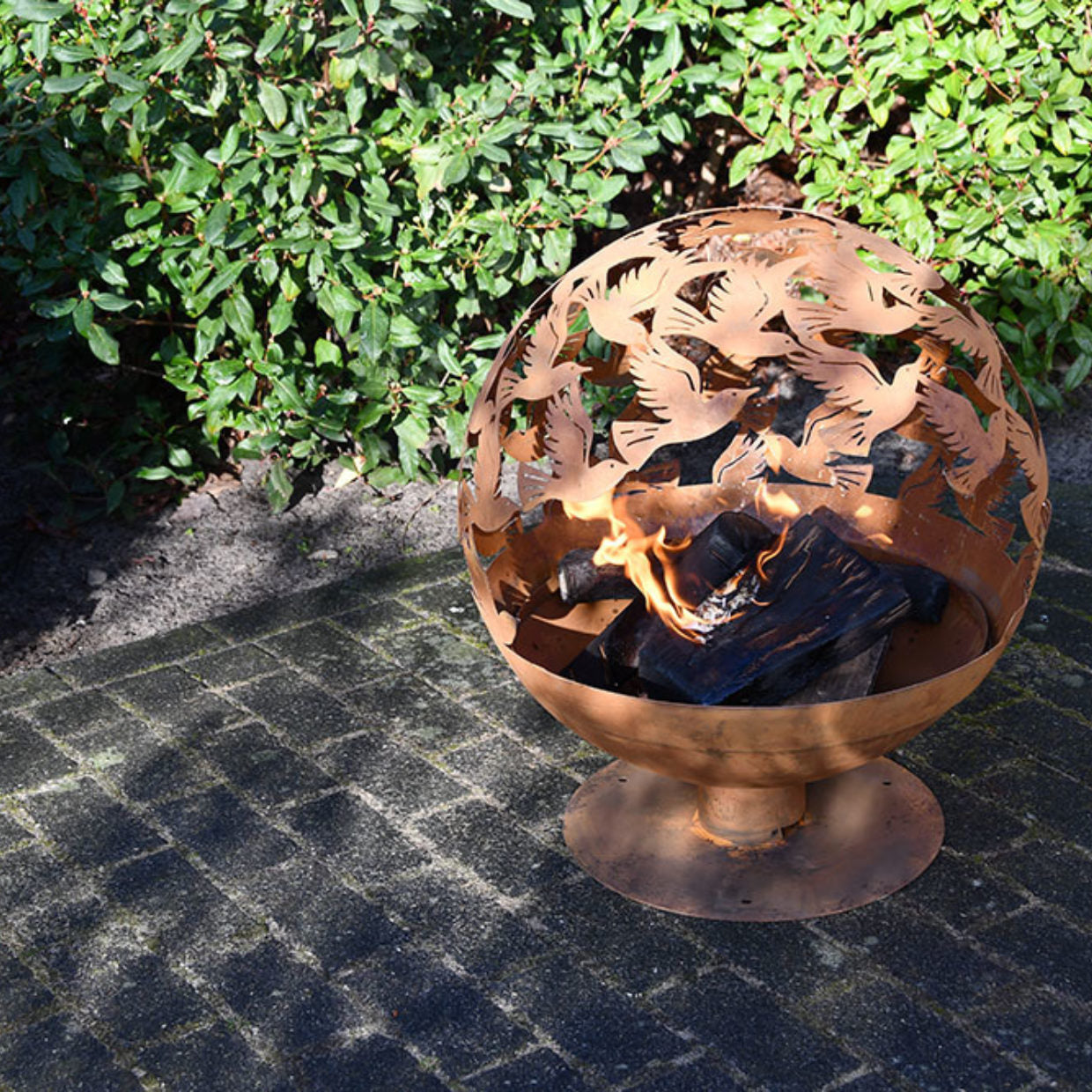 Load image into Gallery viewer, ESSCHERT DESIGN Fire Ball Pre-Rusted Laser Cut - Birds