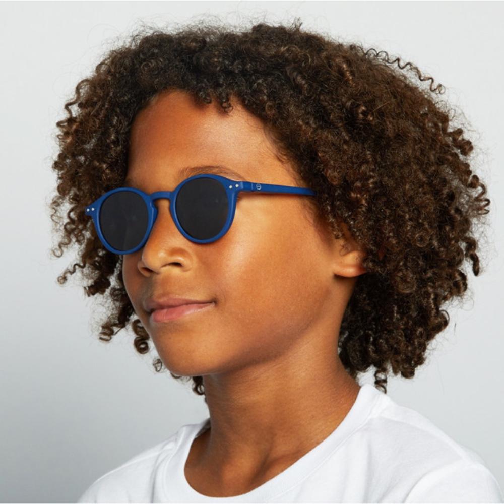 Load image into Gallery viewer, IZIPIZI Sun Junior Navy Blue on boy