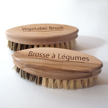 Load image into Gallery viewer, KELLER BÜRSTEN Vegetable Brush Beechwood &amp; Union Fibre - French Text - Brosse á Légumes
