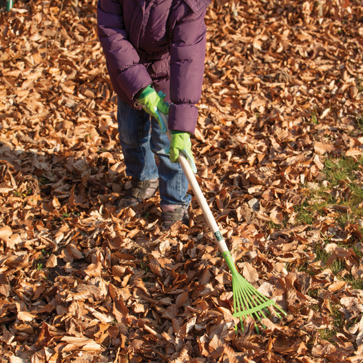 Load image into Gallery viewer, ESSCHERT DESIGN Children&#39;s Lawn Rake - Woodland Green