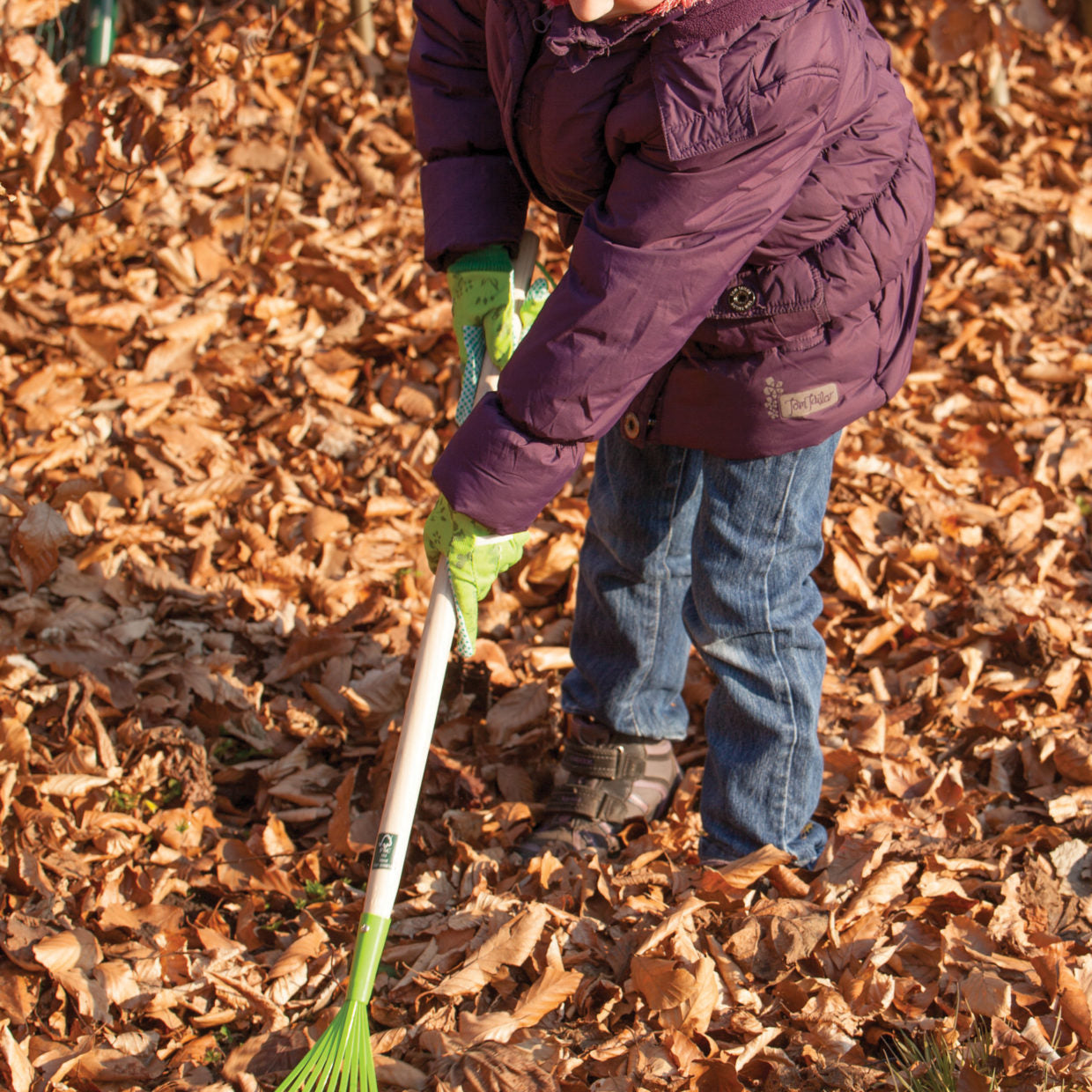 Load image into Gallery viewer, ESSCHERT DESIGN Children&#39;s Lawn Rake - Woodland Green