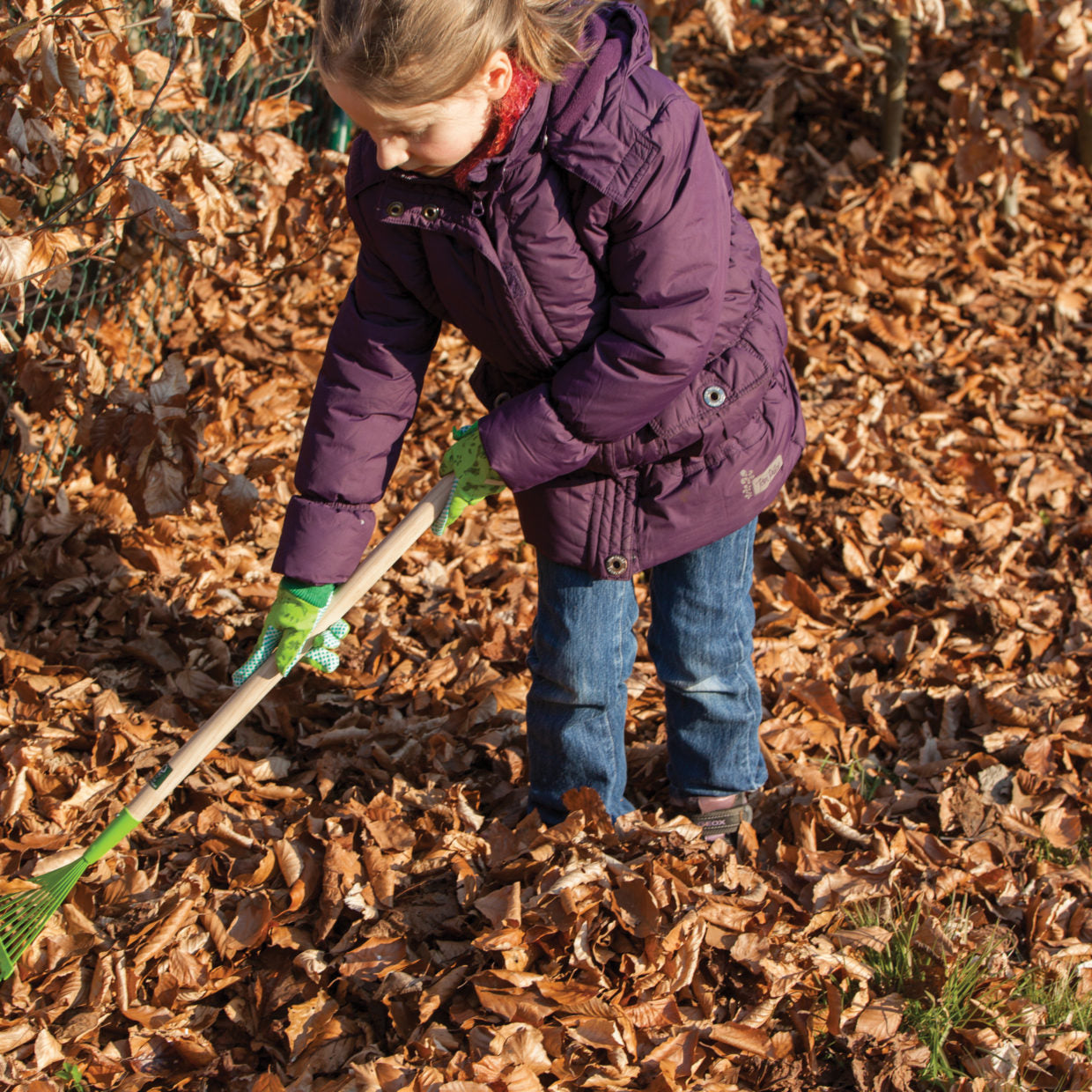 Load image into Gallery viewer, ESSCHERT DESIGN Children&#39;s Lawn Rake - Woodland Green