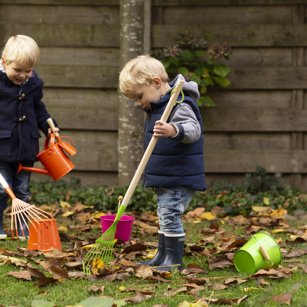 Load image into Gallery viewer, ESSCHERT DESIGN Children&#39;s Lawn Rake - Green