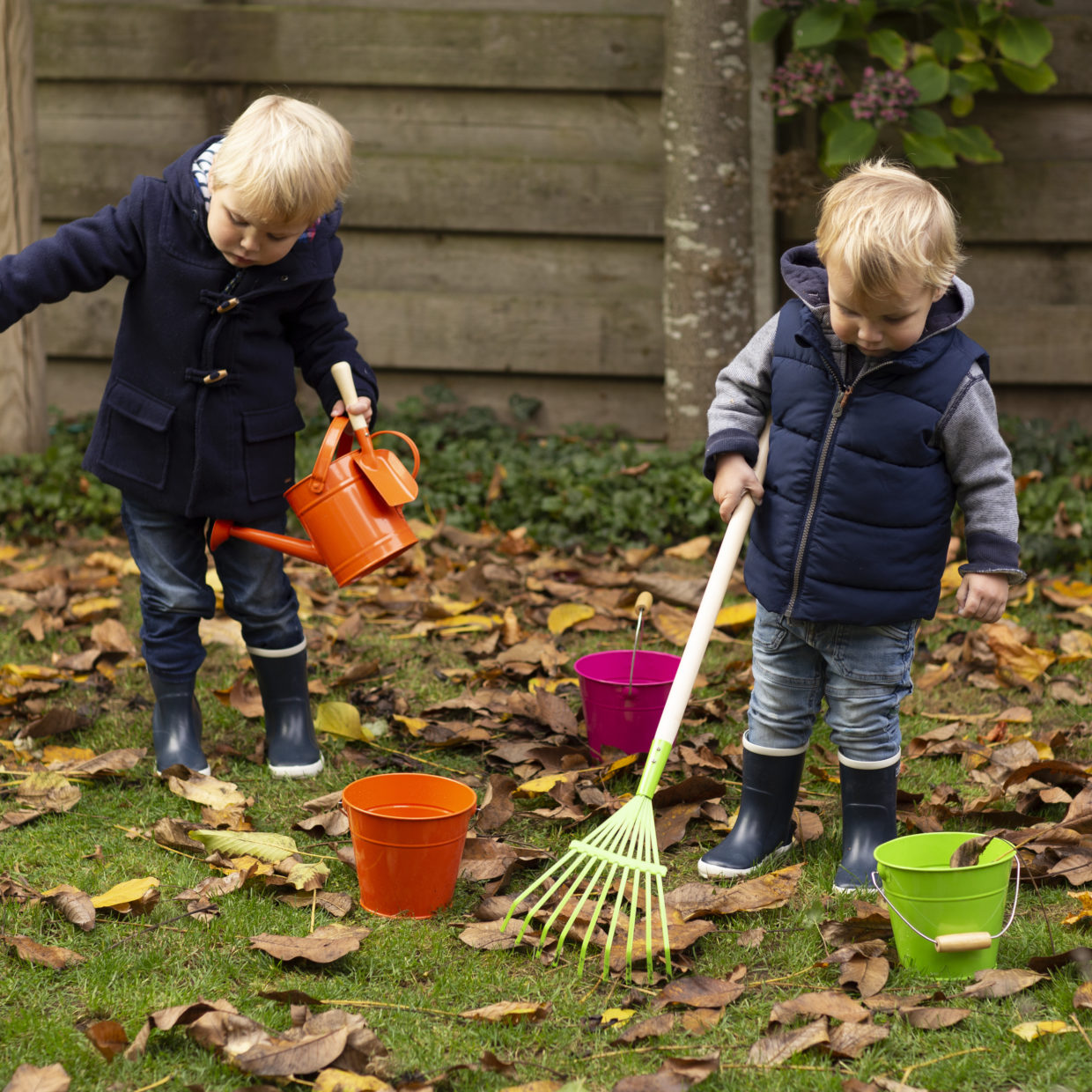 Load image into Gallery viewer, ESSCHERT DESIGN Children&#39;s Lawn Rake - Green