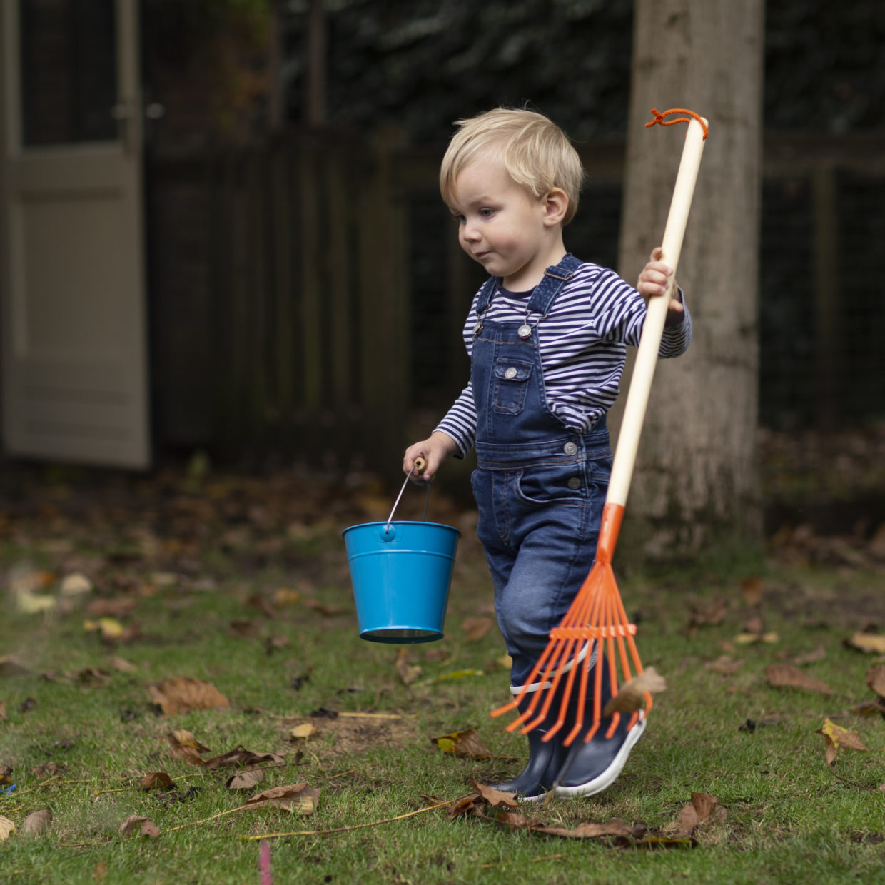 Load image into Gallery viewer, ESSCHERT DESIGN Children&#39;s Lawn Rake - Orange