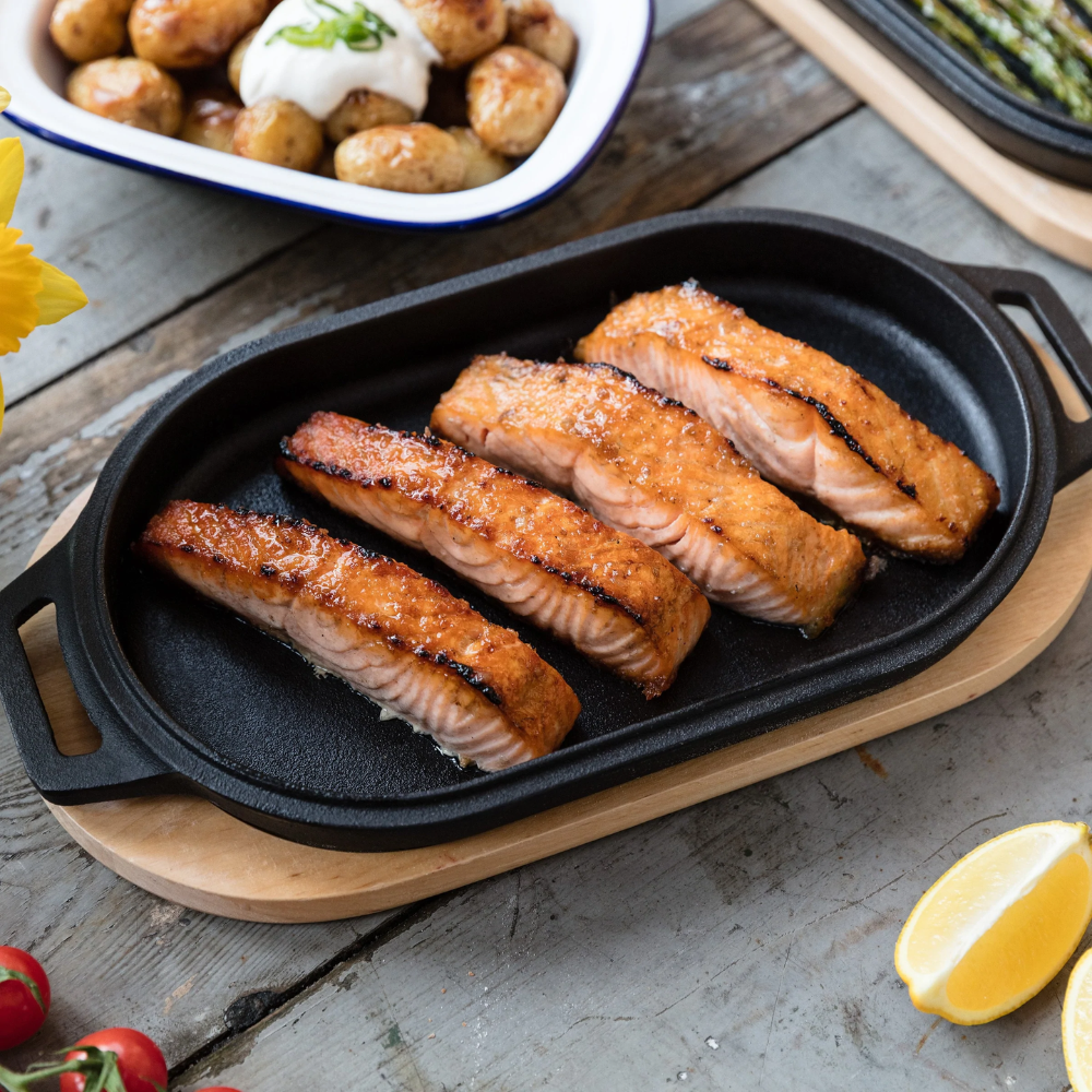 Load image into Gallery viewer, OONI Cast Iron SIZZLER Pan with Removable Handle &amp; Thick Wooden Trivet **CLEARANCE**