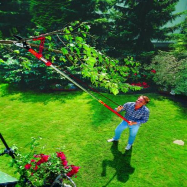 WOLF GARTEN Multi-change Anvil Tree Lopper in Action