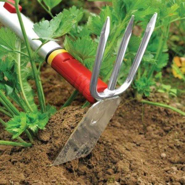 WOLF GARTEN Multi-change Duo-hoe - Straight Blade in action