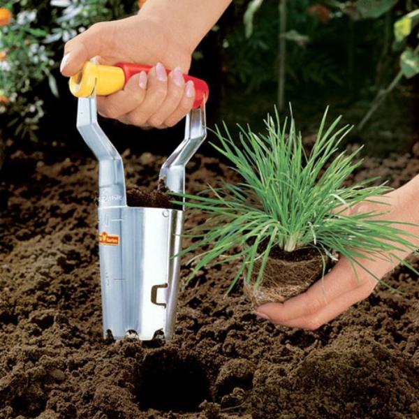 Hold the WOLF GARTEN Automatic Bulb Planter button down