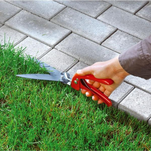 Trimming with WOLF GARTEN Basic Lawn & Garden Shears