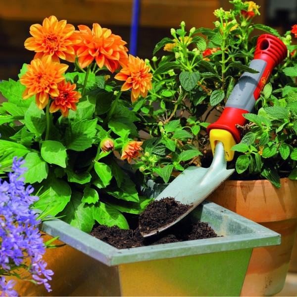 WOLF GARTEN | Narrow Planting Trowel at work