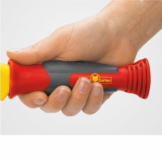 Comfortable handle of the WOLF GARTEN | Small Garden Sweeper