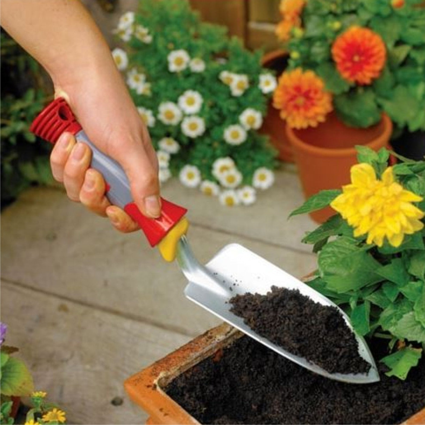 Load image into Gallery viewer, Using a WOLF GARTEN Heavy Duty Hand Trowel 