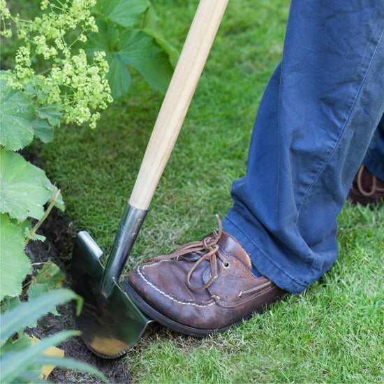 BURGON & BALL | Half Moon Lawn Edger digging