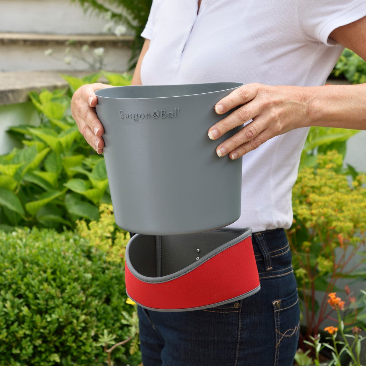 Load image into Gallery viewer, BURGON &amp; BALL Gardening Hip Trug Large - Poppy