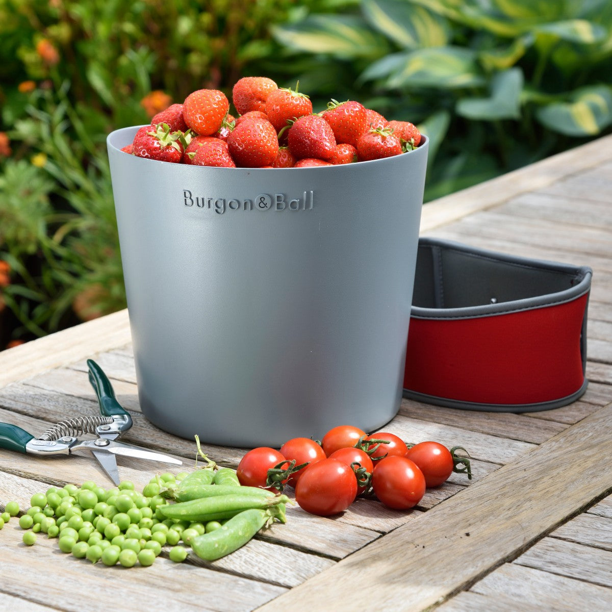 Load image into Gallery viewer, BURGON &amp; BALL Gardening Hip Trug Large - Poppy